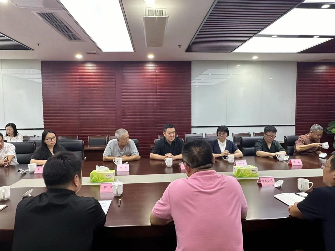 9月3日，四川美術(shù)學(xué)院黨委常委、副院長王朝剛一行蒞臨我司。此次來訪圍繞四方塊文旅商業(yè)街區(qū)項(xiàng)目建設(shè)進(jìn)行指導(dǎo).png